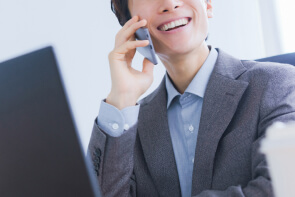 行政書士が電話で相談を受けている様子