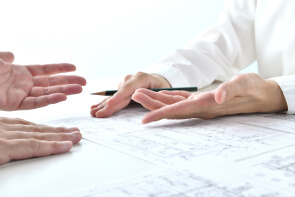 風営法申請の観点から行政書士が業者と店舗の内装について打ち合わせをしている様子