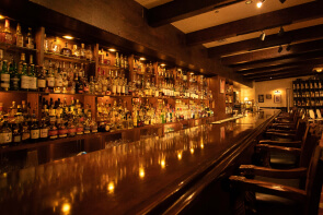 薄暗いバーの店内を風営法の申請要件を満たしているか調査する行政書士の視点