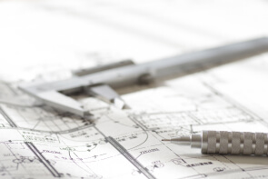 行政書士が風営法申請に必要な店舗図面を作成している様子